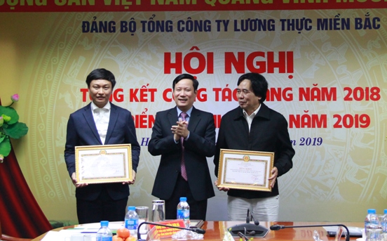 Phó Bí thư Thường trực Đảng ủy Khối Phạm Tấn Công tặng Bằng khen của Đảng ủy Khối DNTW cho tổ chức đảng đạt “Trong sạch vững mạnh tiêu biểu” 5 năm liên tục