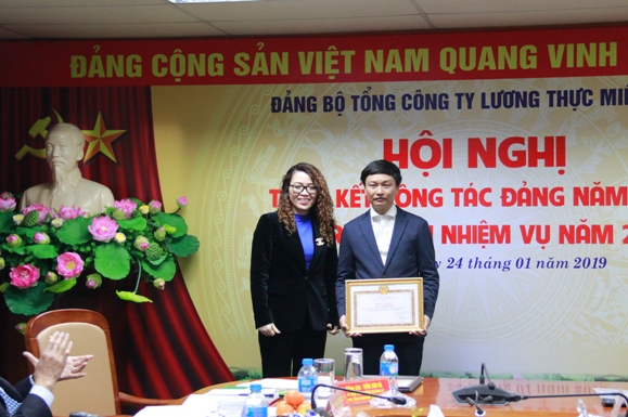 Đồng chí Bùi Thị Thanh Tâm - Bí thư Đảng ủy, Tổng giám đốc Vinafood 1 tặng Bằng khen của Đảng ủy Khối DNTW cho đảng viên hoàn thành xuất sắc nhiệm vụ 5 năm liền (từ 2014 - 2018)