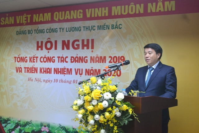 Đồng chí  Y Thanh Hà Niê Kđăm - Ủy viên dự khuyết Trung ương Đảng, Bí thư Đảng ủy Khối phát biểu chỉ đạo tại hội nghị.